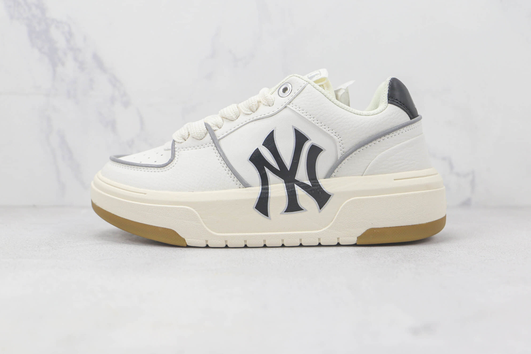 MLB Chunky Liner New York Yankees Vintage Cream Sneakers - Stylish and Retro