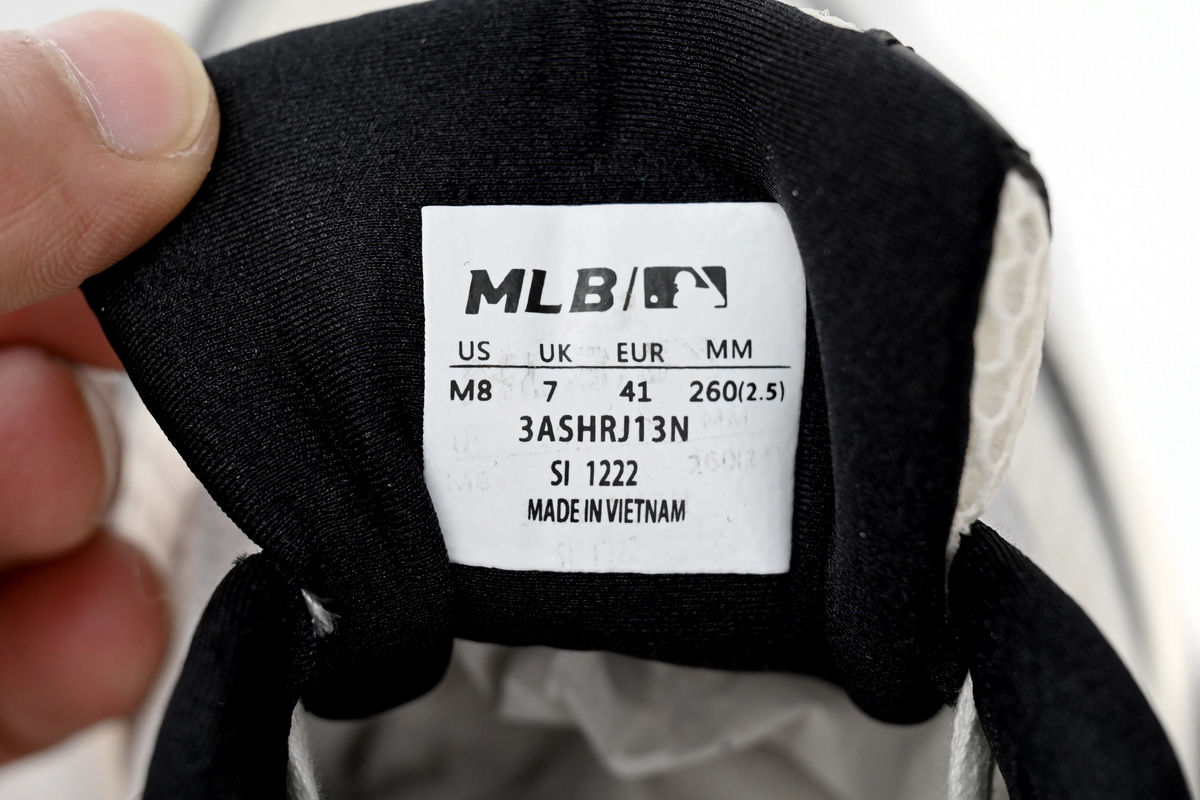 MLB Chunky Liner Runner New York Yankees Shoes Sneakers Black - Stylish Athletics for Yankees Fans